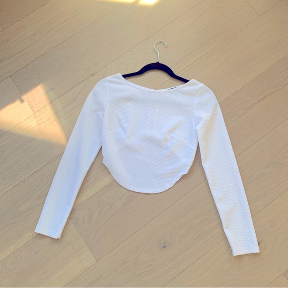 Long-sleeve asymmetrical cropped back top - Picture 3 of 8